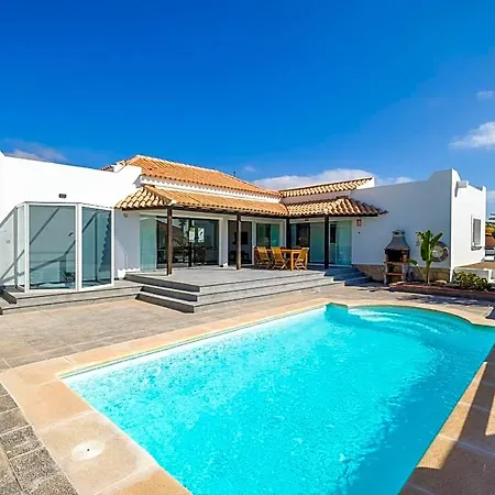 Lobos With Private Swimming Pool - Homeforguest Hotel