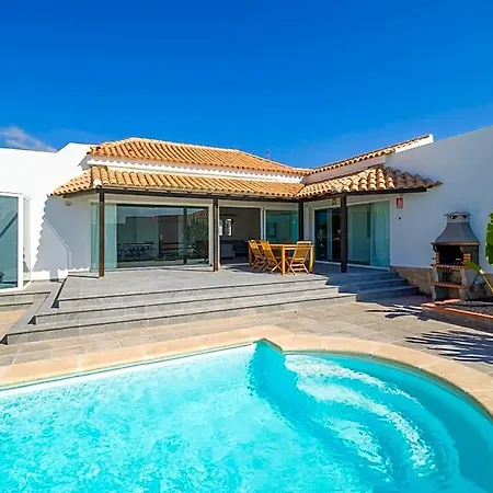 Lobos With Private Swimming Pool - Homeforguest Hotel